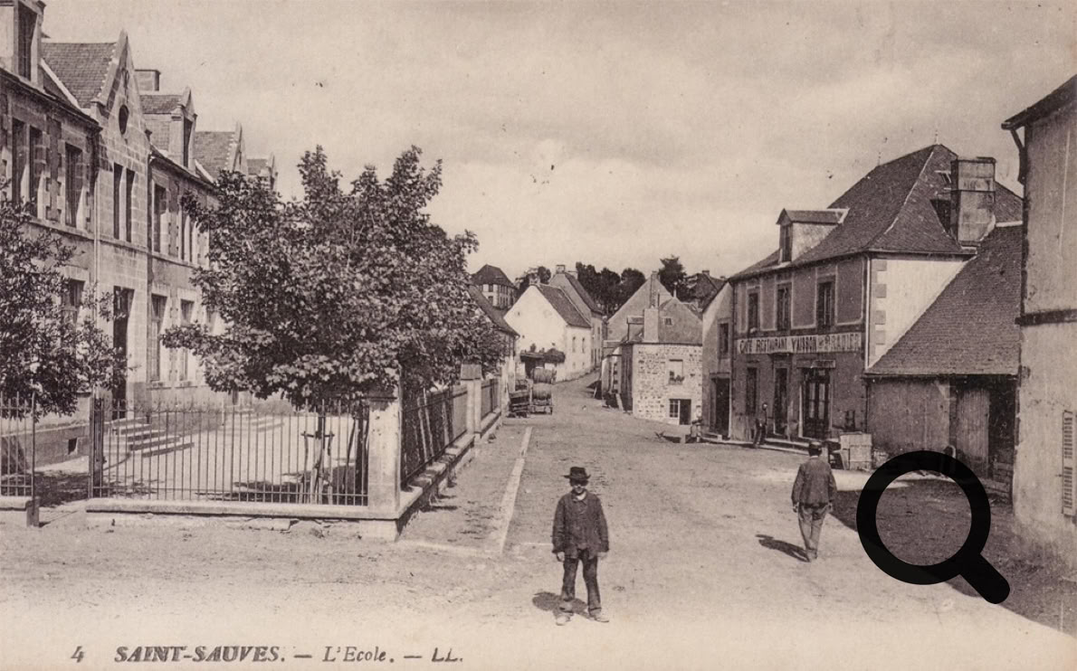 Rue de village avec bâtiments anciens, arbres, et quelques personnes marchant.