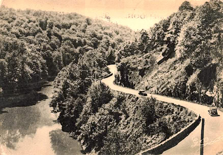 Lac du barrage et route de Saint-Sauves 