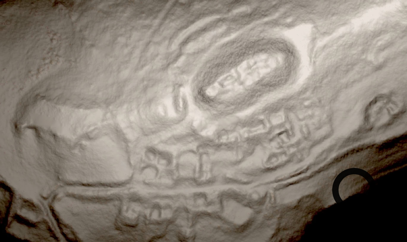 Relief en pierre représentant des formes complexes et des motifs sculptés.