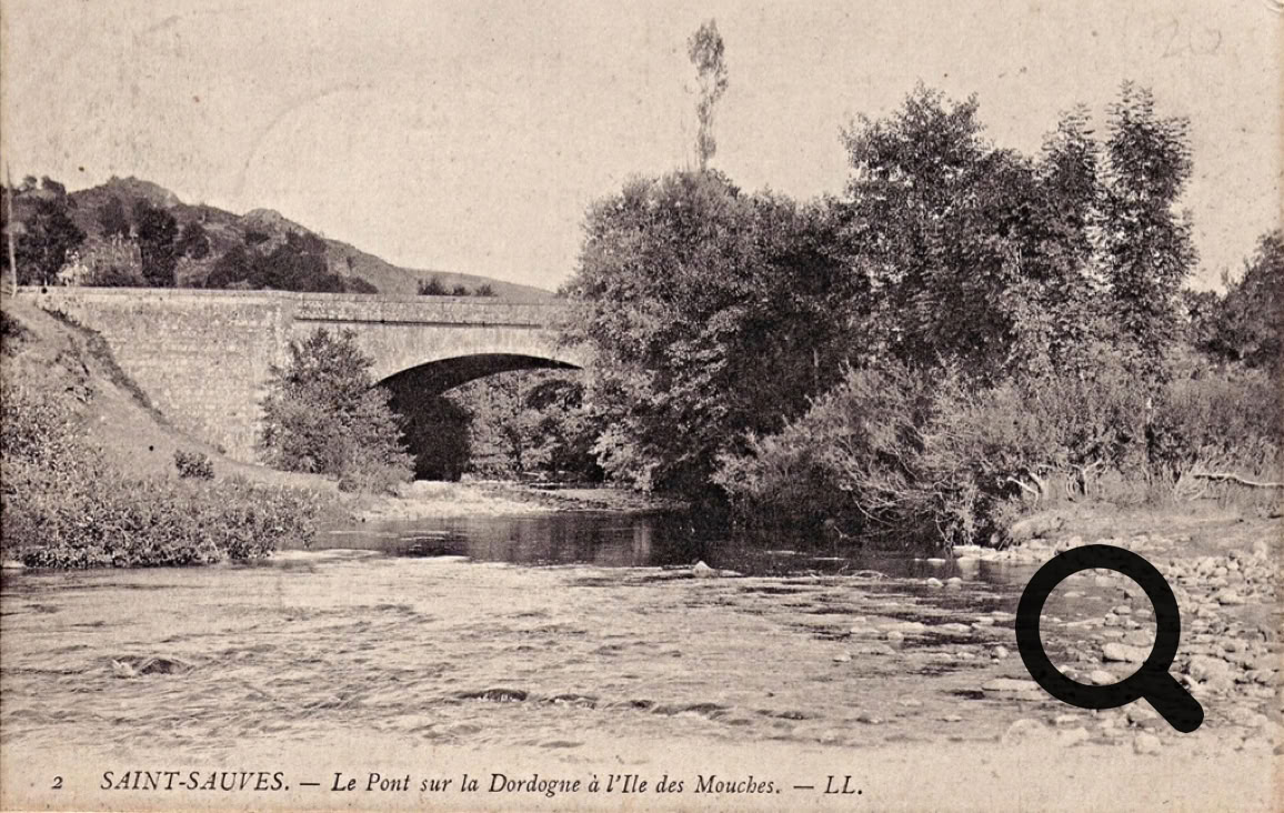 Pont en pierre sur une rivière entourée d'arbres et de collines.