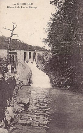 Déversoir du lac au barrage 