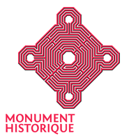 Symbole géométrique rouge avec un motif de labyrinthe et le texte "Monument Historique" en bas à gauche.
