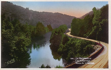 Lac du barrage et route de Saint-Sauves 