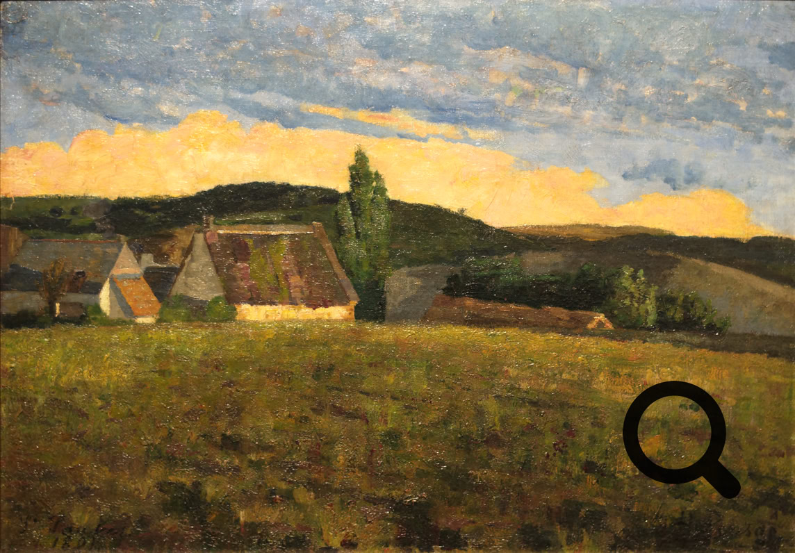 Paysage rural avec des maisons, un champ au premier plan, des collines en arrière-plan et un ciel partiellement nuageux.