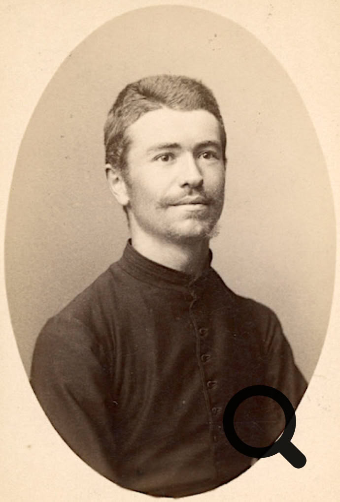 Portrait en noir et blanc de Michel Mignot portant une chemise sombre, avec une expression neutre, sur un fond clair ovale.