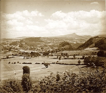 Monts dans le Puy-de-Dôme (photo de 1949) 