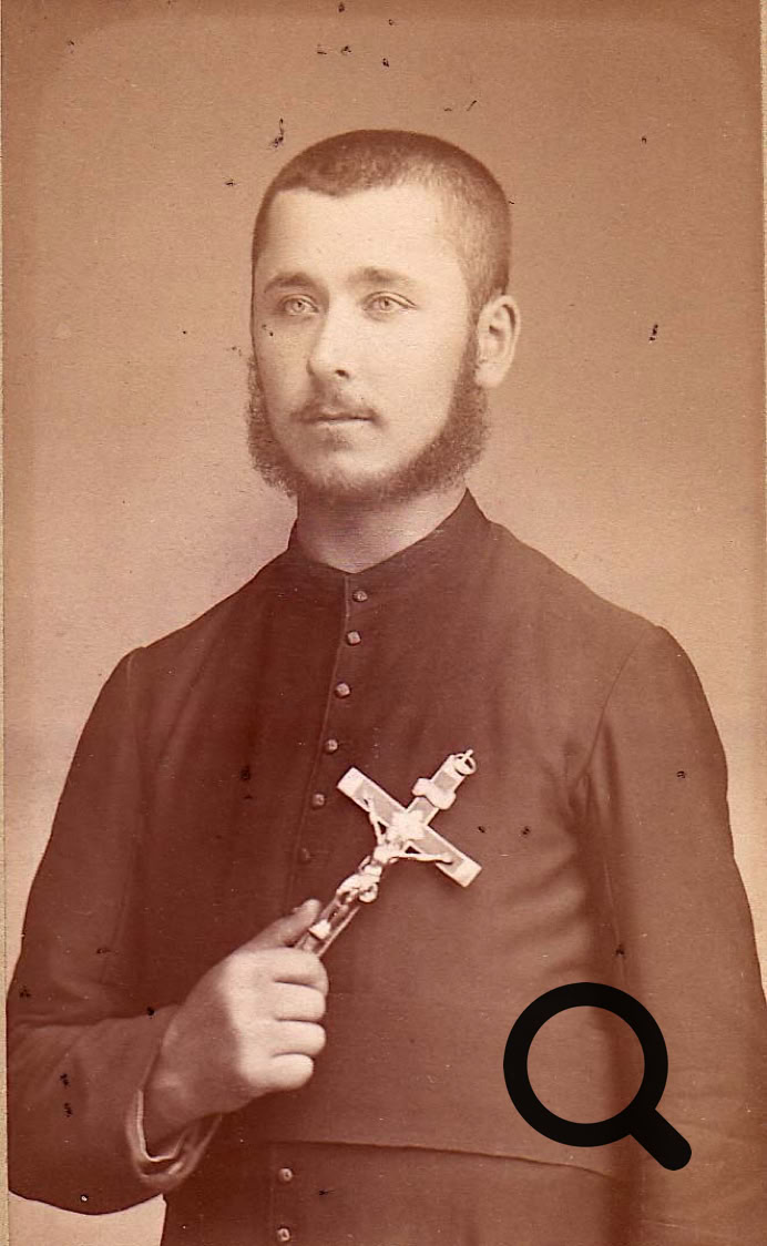 Alexis François Boivin en tenue sombre tenant un crucifix.