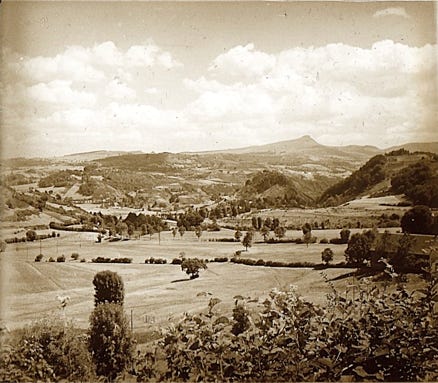 Monts dans le Puy-de-Dôme (photo de 1949) 