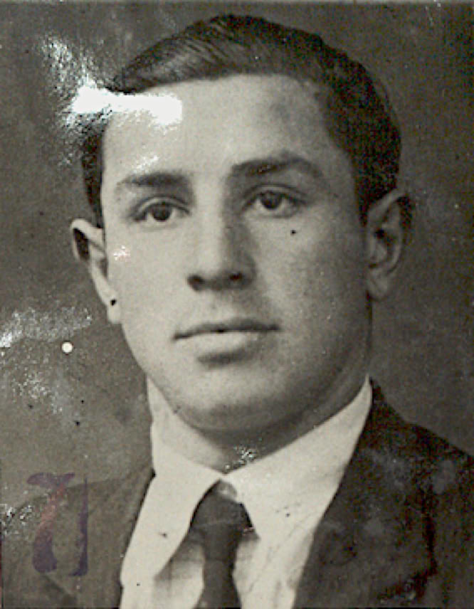 Photographie en noir et blanc de Jean-Marie CASSAGNES en costume avec une cravate, regardant vers l'avant.