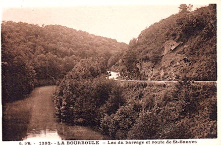 Lac du barrage et route de Saint-Sauves 