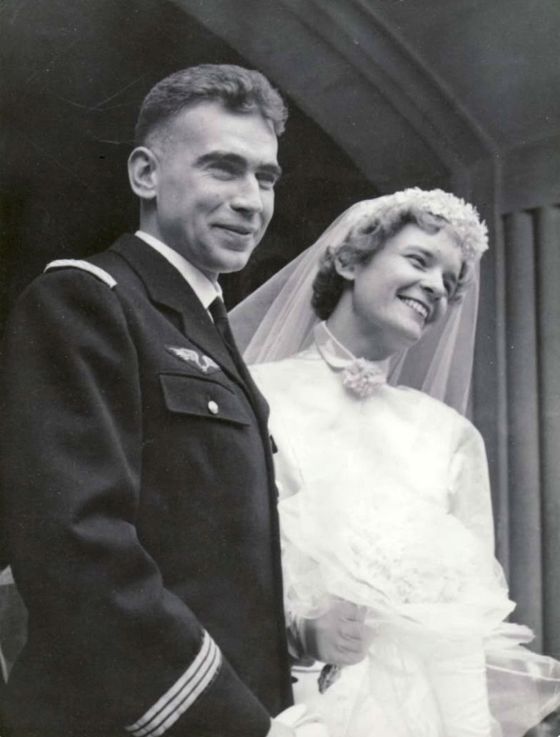 Jean-Marie BASTIEN-THIRY en uniforme militaire et Geneviève LAMIRAND en robe de mariée avec un voile, souriant et debout côte à côte.