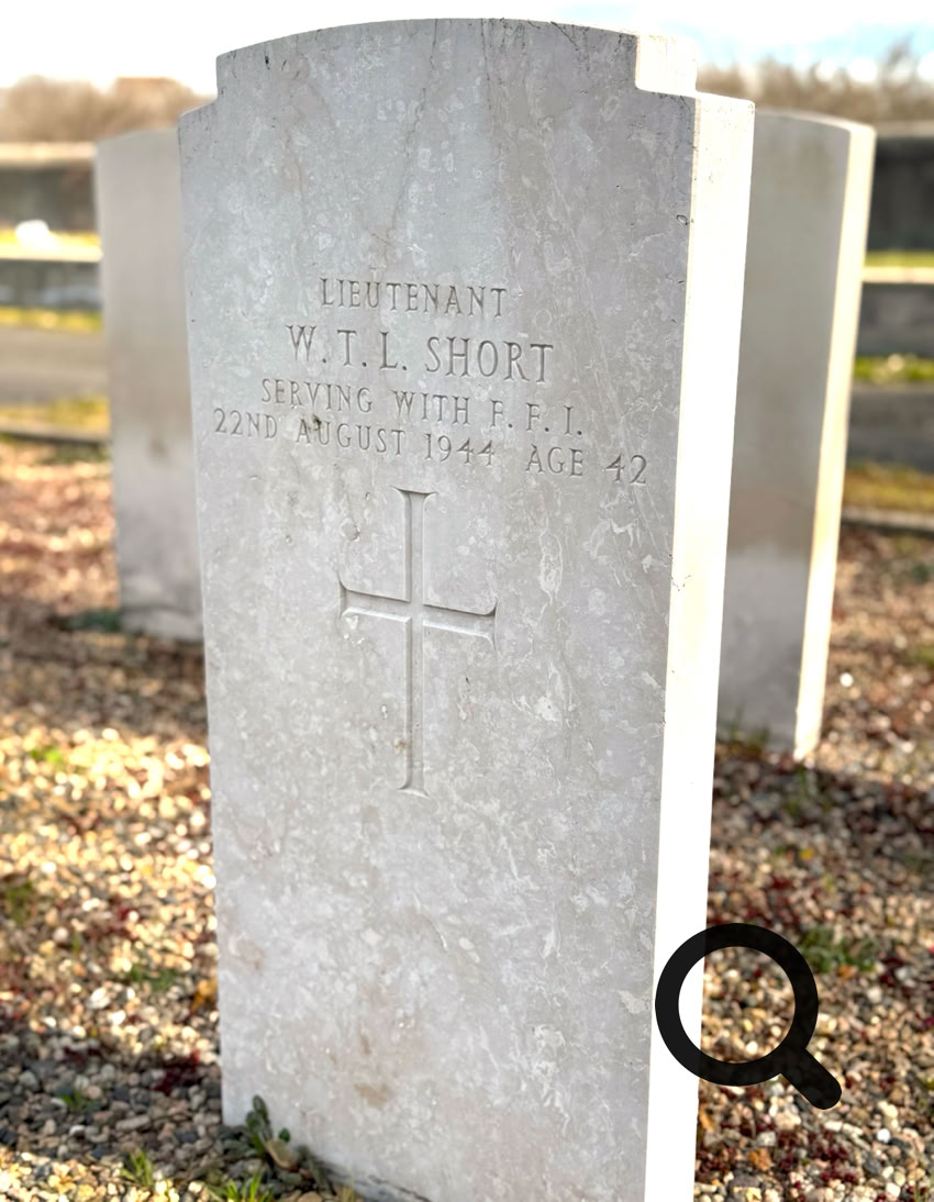 Pierre tombale en pierre avec une croix gravée, entourée d'autres pierres tombales dans un cimetière.